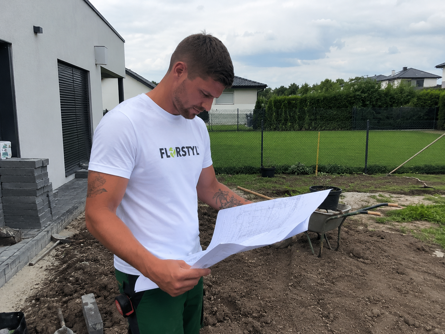 Technik Florstyl čte technickou dokumentaci přímo na realizaci zahrady